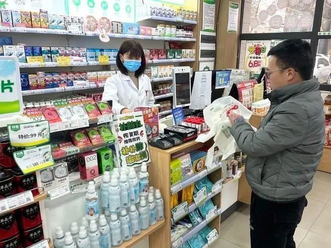 检查组在药店了解塑料制品使用情况(央广网发 西安市雁塔区供图).jpg 检查组在药店了解塑料制品使用情况(央广网发 西安市雁塔区供图).jpg